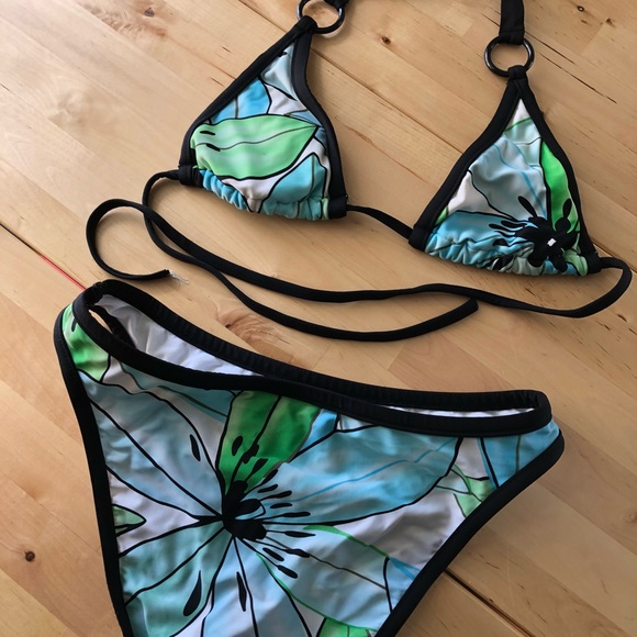 Bikini - Picture 2 of 4